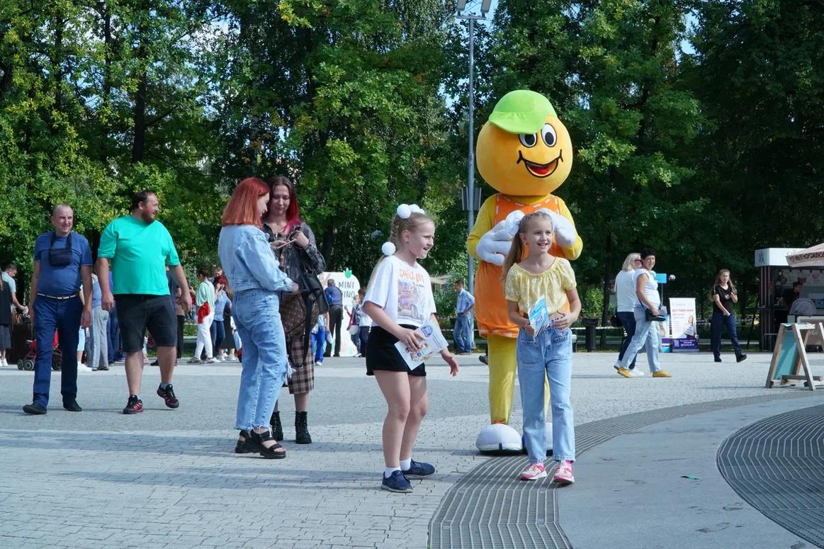 Фото День Знаний-2023 с танцами и безудержным весельем отметили в Центральном парке Новосибирска 18
